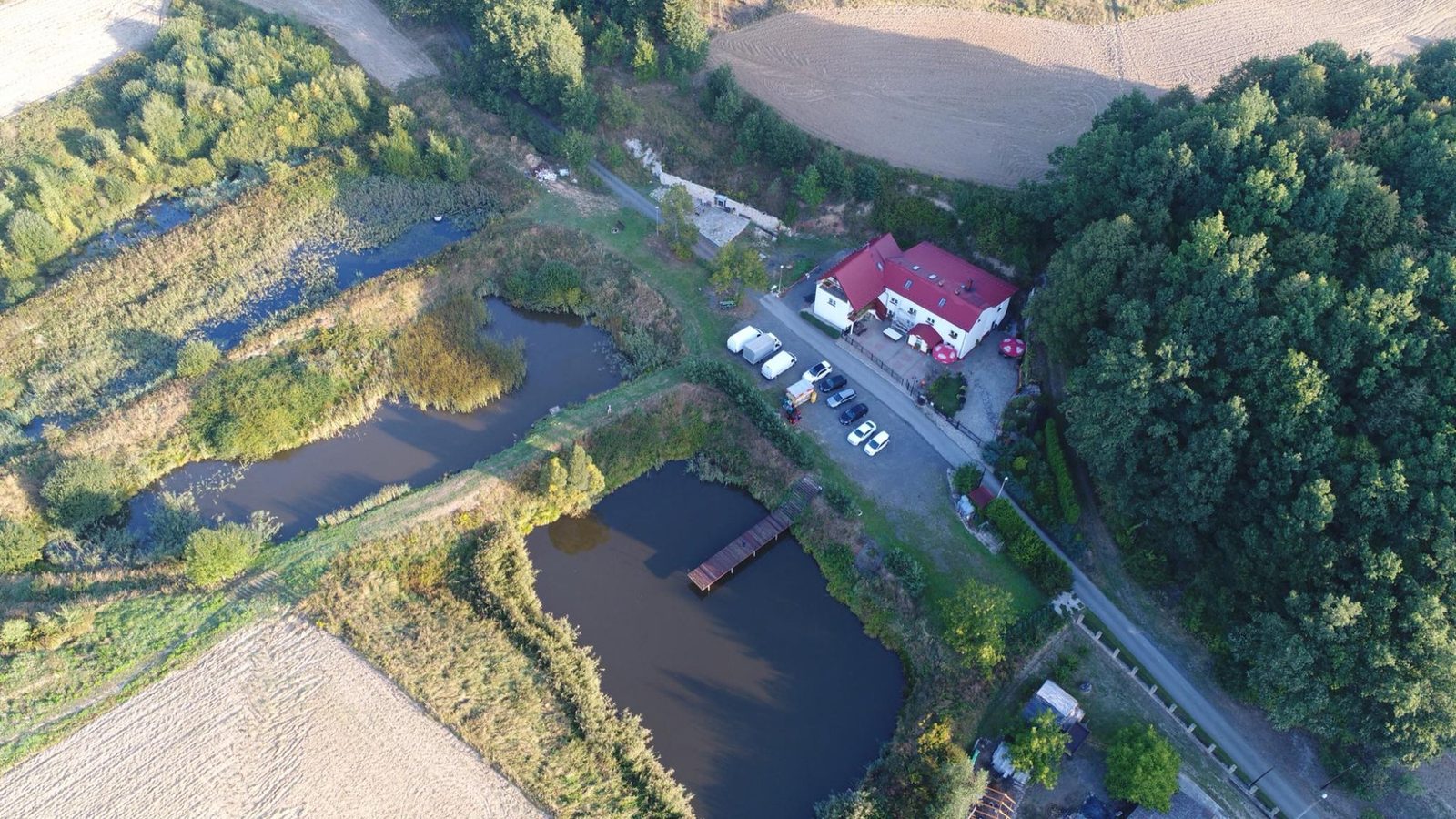 Agroturystyka u Zygmunta – stawy rekreacyjne i budynek z lotu ptaka